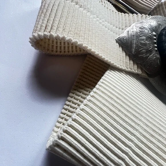 Vintage eggshell and etched silver/black fashion belt. - Picture 14 of 15